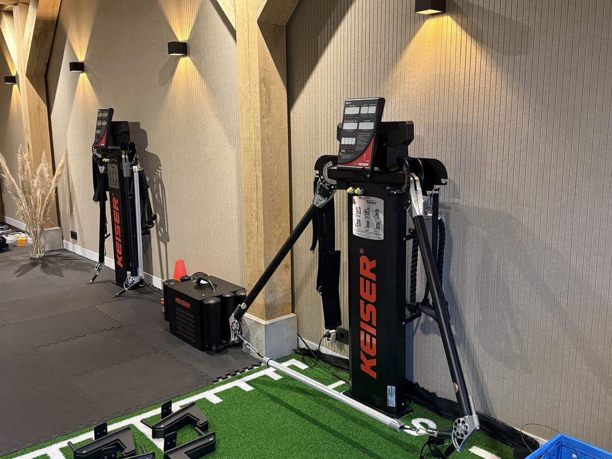 Twee Keiser-krachtstations tegen de wand naast de sprintbaan